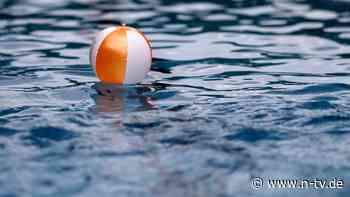 Beherzter Einsatz: Kinder retten Zweijährigem im Freibad das Leben