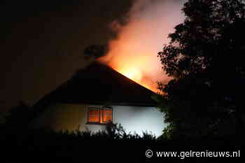 Grote brand na bliksem inslag in boerderij met rieten dak