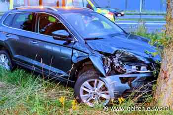 Auto botst tegen boom langs snelweg