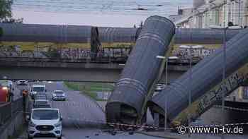 Ein lebensgefährlich Verletzter: Güterzugwaggons stürzen in München von einer Brücke