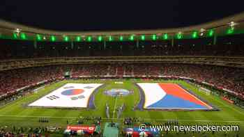 FIFA-vlaggendrager struikelt en wordt opgerold in Tsjechische vlag voor duel tegen Zuid-Korea