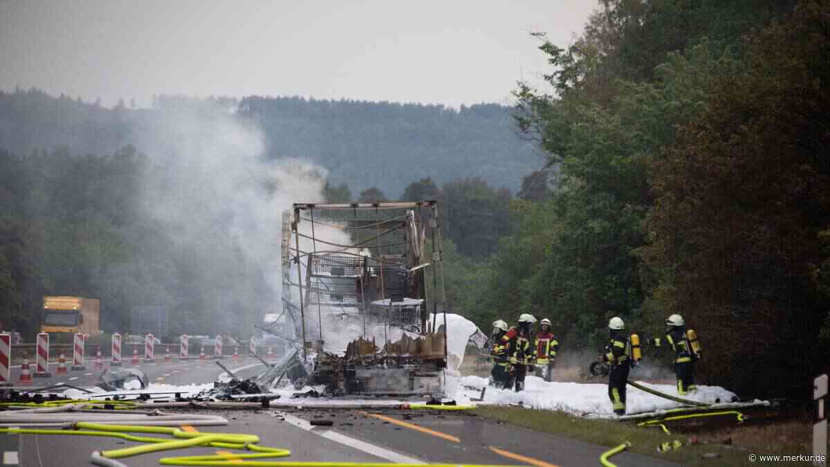 Lkw fängt Feuer und brennt aus: Großeinsatz auf Autobahn in Bayern