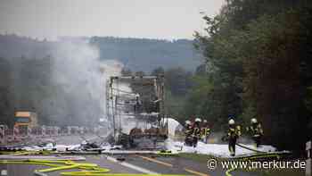 Lkw fängt Feuer und brennt aus: Großeinsatz auf Autobahn in Bayern