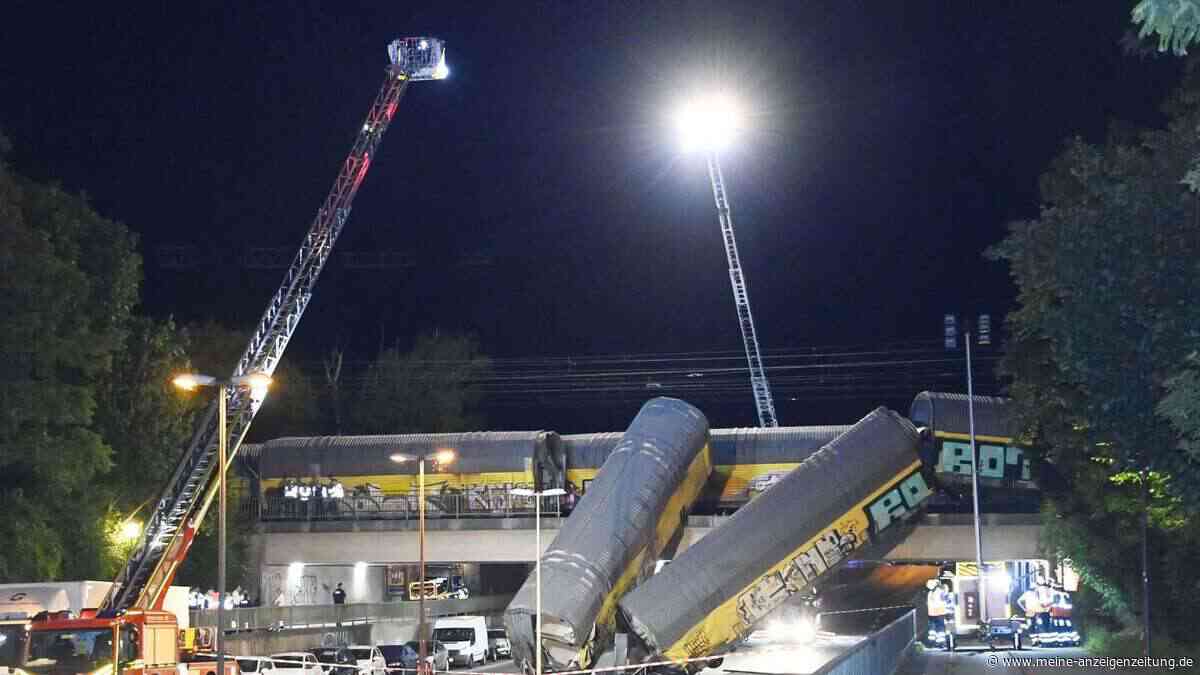 Zugunglück in München: Güterwaggons stürzen von Brücke – eine Person schwebt in Lebensgefahr