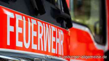 Nach einem Unfall fängt ein Auto bei Lechmühlen Feuer