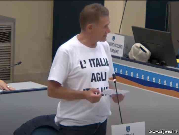 “L’Italia agli italiani”. La maglia dei consiglieri fa esplodere il sindaco dem: “Inaccettabile”