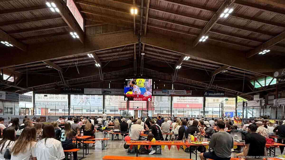 Zwischen Public Viewing und Panini-Ansturm: Ein Landkreis im WM-Fieber