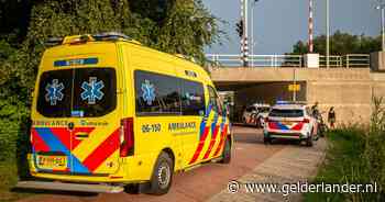 Jongen springt van Europabrug in Doetinchem, komt op boot terecht en raakt gewond