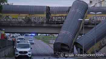Persoon zwaargewond doordat treinwagons van brug storten in München