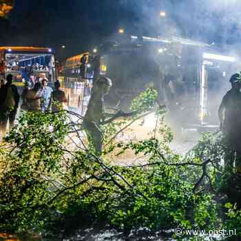 Noodweer in Overijssel: kapotte daken, omgevallen bomen en overstromingen