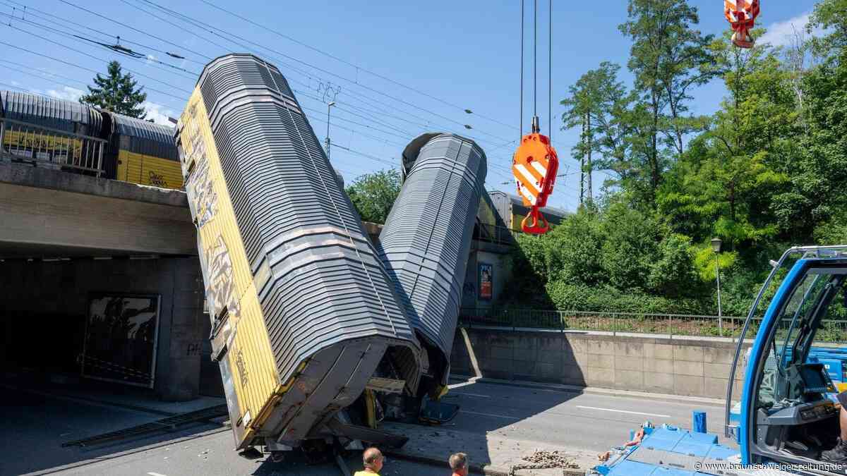 Güterzug in München von Brücke gestürzt – ein Toter
