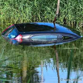 Kind bevrijd uit auto te water in Vroosmhoop