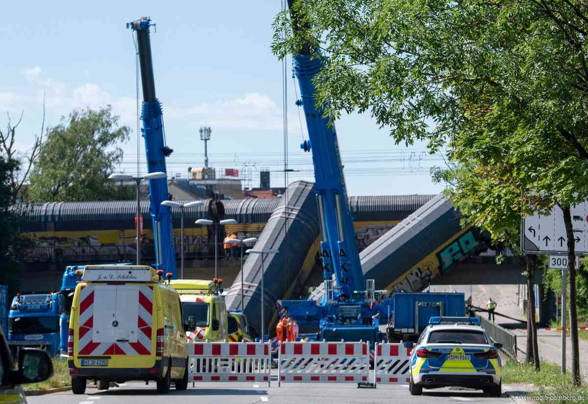 Bergung abgestürzter Waggons mit Schwerlastkränen