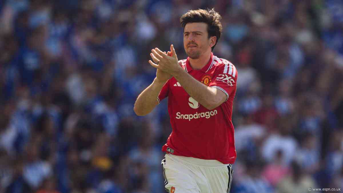 Maguire gives out stickers in NYC despite WC snub