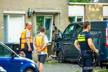 Bestelbus botst tegen woning in Almere: bestuurder vermoedelijk onwel