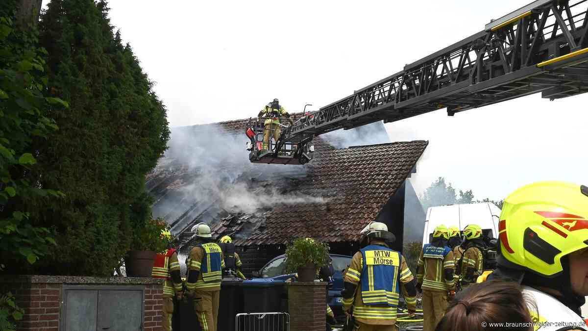 Riesige Rauchwolke: Wolfsburger Feuerwehr im Löscheinsatz an Einfamilienhaus