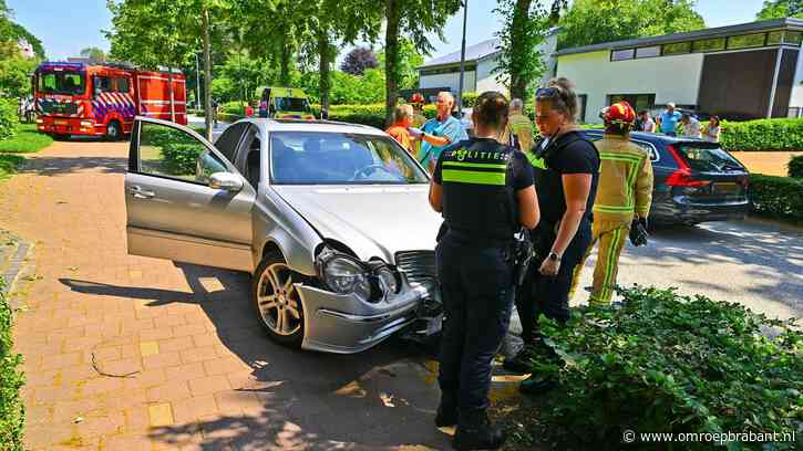 Drie auto's botsen op elkaar in Eersel, vrouw naar ziekenhuis