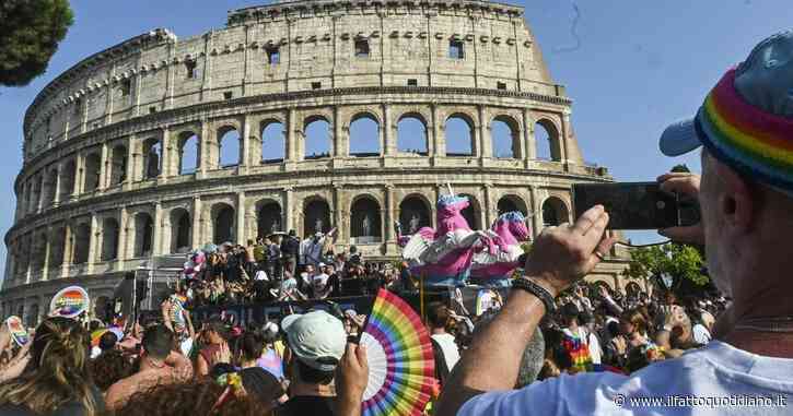 Roma Pride, il corteo della Capitale per i diritti: “La Repubblica è di chi la abita”. E su Vannacci: “Non è folklore, ma un problema culturale che riguarda tutti”