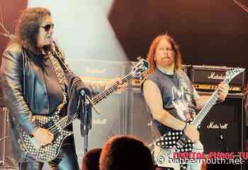 Watch: GENE SIMMONS Joined By KERRY KING/Ex-MACHINE HEAD Guitarist PHIL DEMMEL For 'War Machine' Performance