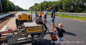 Honderden nieuwsgierigen nemen kijkje op de ‘nieuwe’ A30: ‘Dat je op de snelweg kunt lopen is écht cool’