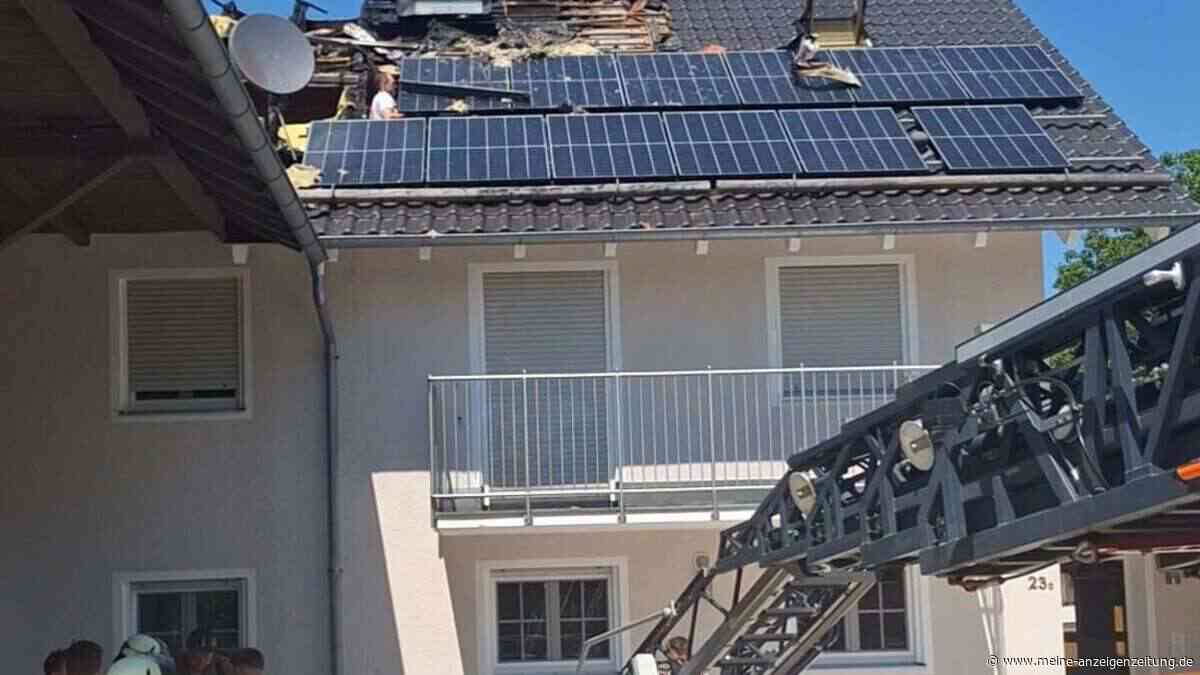 Dachstuhlbrand bei 34 Grad bei Hohenlinden: Drei Feuerwehrleute verletzt