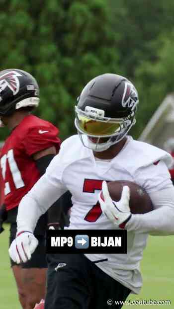 Bijan Robinson takes off after the catch from Michael Penix Jr. 🔥 #football #atlantafalcons
