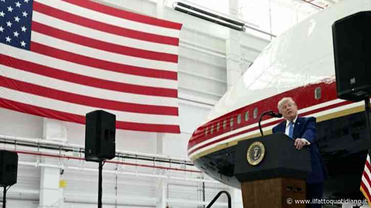 Trump presenta il nuovo Air Force One regalato dal Qatar: “Una Casa Bianca volante”