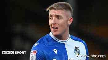 Right-back Senior leaves Bristol Rovers
