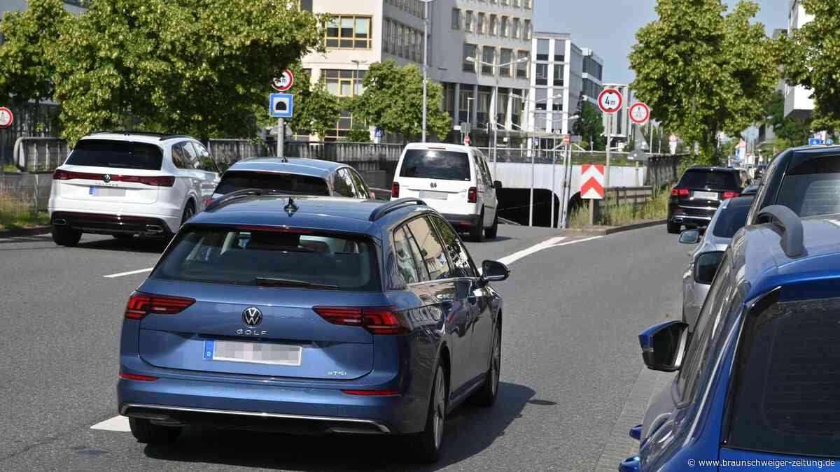 Wolfsburgs Straßen: Wo Autofahrer, Radler und Fußgänger leiden