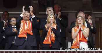 Koningspaar en prinses Ariane juichen naast FIFA-baas Gianni Infantino voor Oranje