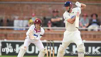 Warwickshire batters put Somerset on back foot