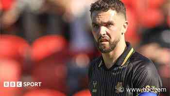 Bradford sign Barnsley midfielder Phillips