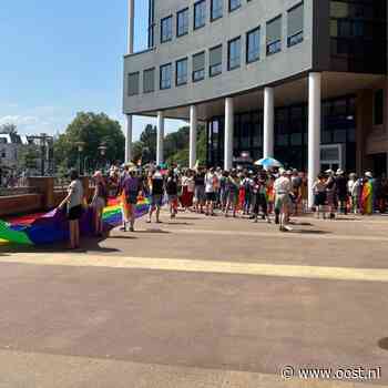 Pride Walk door de hitte in Deventer: 'Mooi om de positieve kant te laten zien'