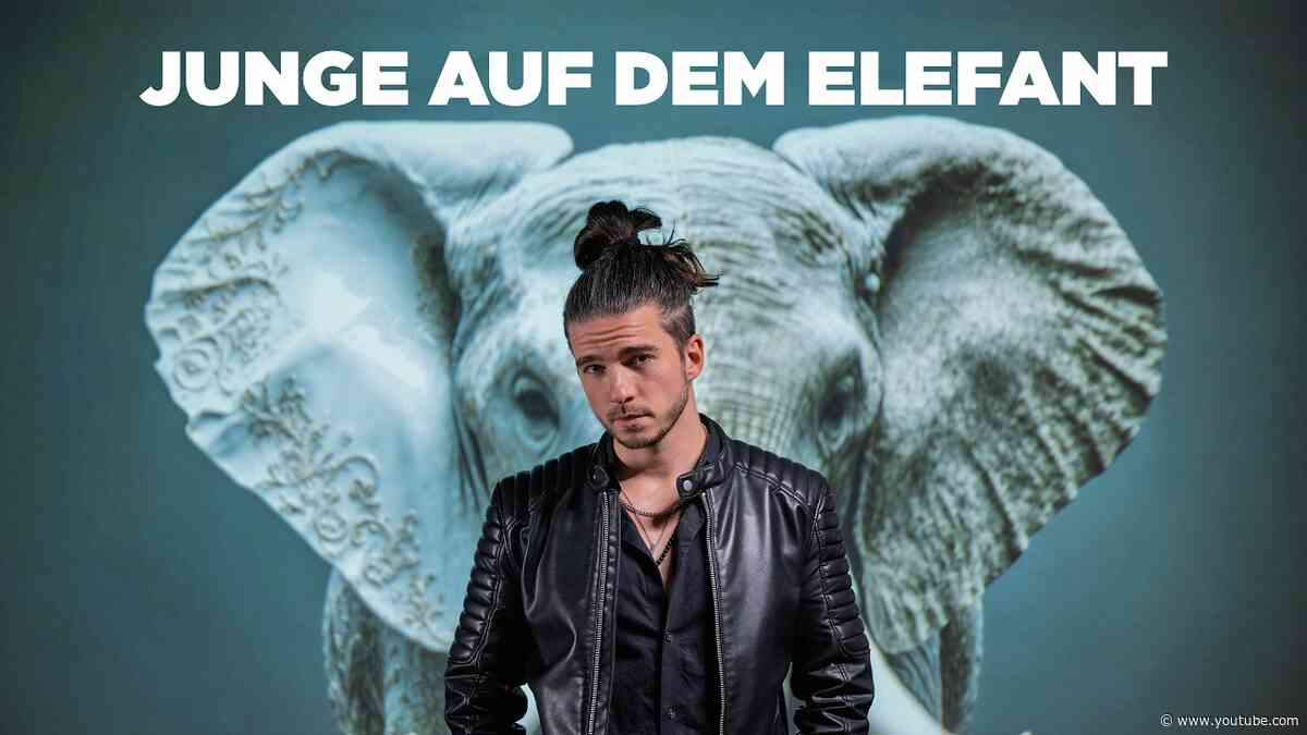 Octavian x Chris Avedon - Junge auf dem Elefant
