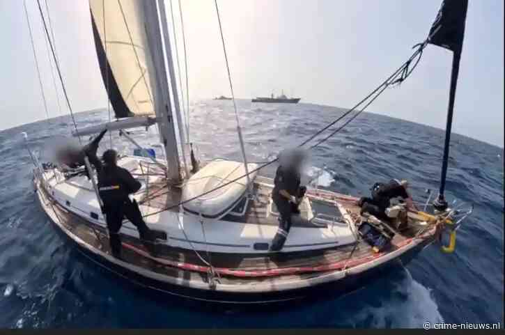 Zeilboot met cocaïne dagen gevolgd op Atlantische Oceaan: half ton drugs aan boord