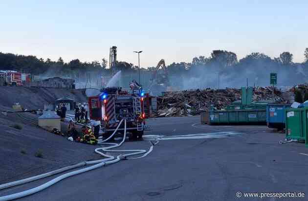 KFV-CW: Großbrand auf Entsorgungsanlage Simmozheim/ Restmüll steht in Flammen / Feuerwehr verhindert Brandausdehnung