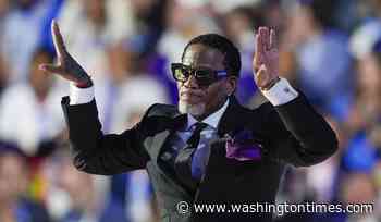 D.L. Hughley calls White House UFC crowd 'racists' in social media tirade