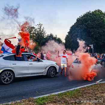 Honderden supporters de straat op na winst Oranje