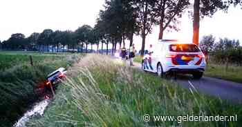 Auto belandt in sloot in Drempt, politie treft niemand aan