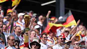 Mitten im Spiel singen die deutschen Fans plötzlich die Nationalhymne