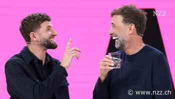 Jürgen Klopp und Thomas Müller sind als TV-Experten um keinen Scherz verlegen. Die Art und Weise ihrer Auftritte sagt viel über die beiden aus