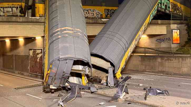 Deel goederentrein stort van brug in München, een dode