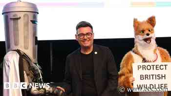 Why candidates dress up to run in major UK elections