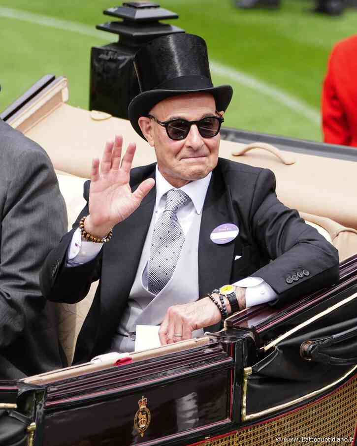 “Non ti sei mai sentito così alto”: Stanley Tucci a sorpresa ad Ascot con re Carlo e Camilla, il giro in carrozza e il look che non passa inosservato