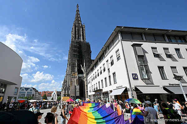 Längste Regenbogenfahne Deutschlands - enormer Andrang beim CSD-Christopher Street Day durch Ulm und Neu-Ulm
