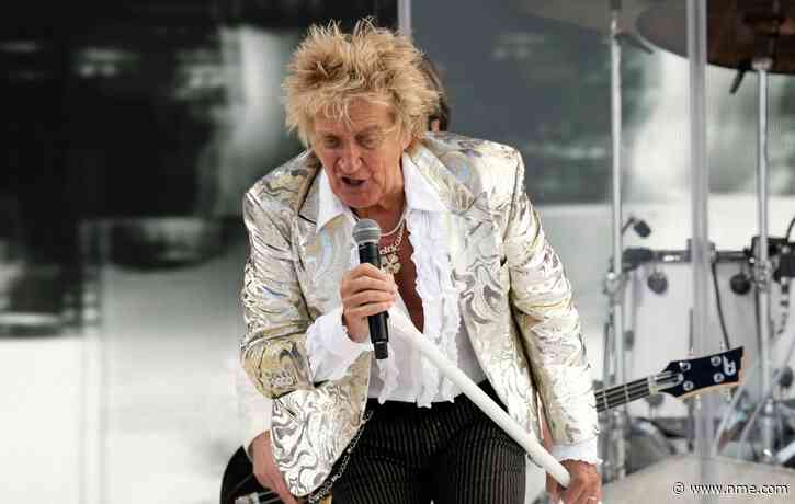 Rod Stewart jokes with crowd after nearly fainting onstage: “Would you mind if I sat down for this one?”