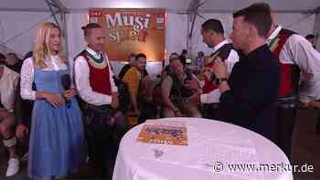 Kuriose Szene: Schlager-Legende während Live-Show in anderes TV-Programm vertieft