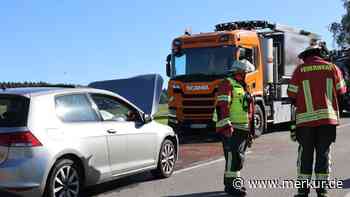 Autofahrer kracht frontal in Lkw – Wichtige Verkehrsachse gesperrt