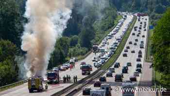 Fahrzeugbrand auf der A8: Autobahn zwischen Irschenberg und Weyarn gesperrt