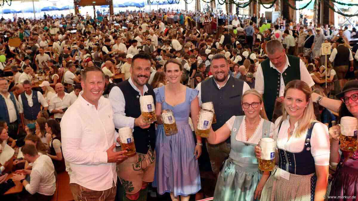 Bürgermeister zapft mit zwei Hieben an